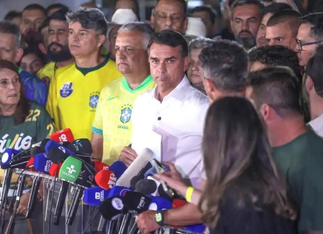 Moraes manda Flávio entregar passaporte e o proíbe de deixar o país