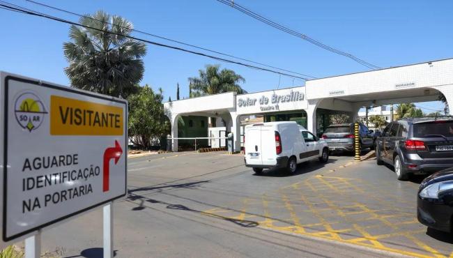 Moraes manda vistoriar carros e área externa da casa de Bolsonaro