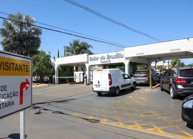 Moraes manda vistoriar carros e área externa da casa de Bolsonaro