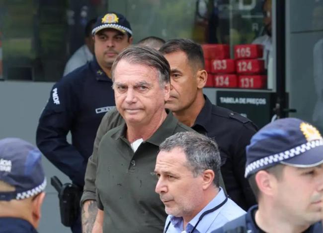 Moraes pede explicações sobre escolta que levou Bolsonaro ao hospital