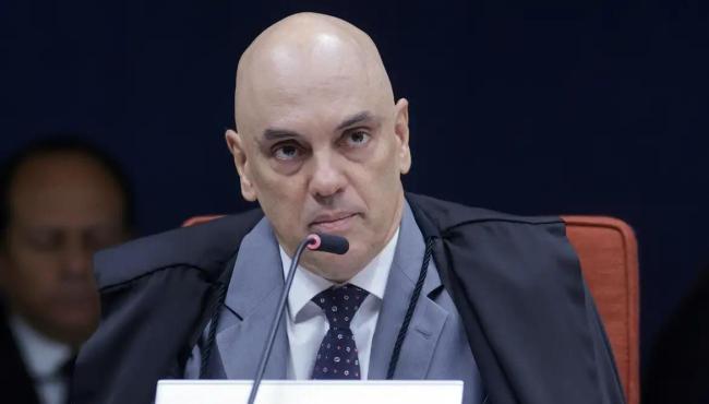 Moraes pede parecer da PGR sobre incluir Jair e Flávio em inquérito
