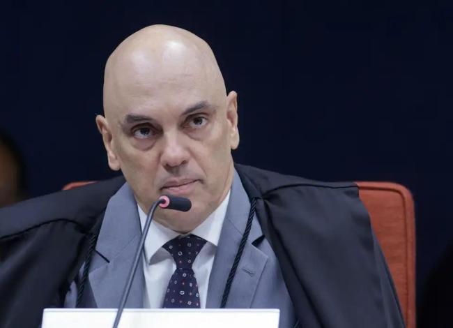 Moraes pede parecer da PGR sobre incluir Jair e Flávio em inquérito