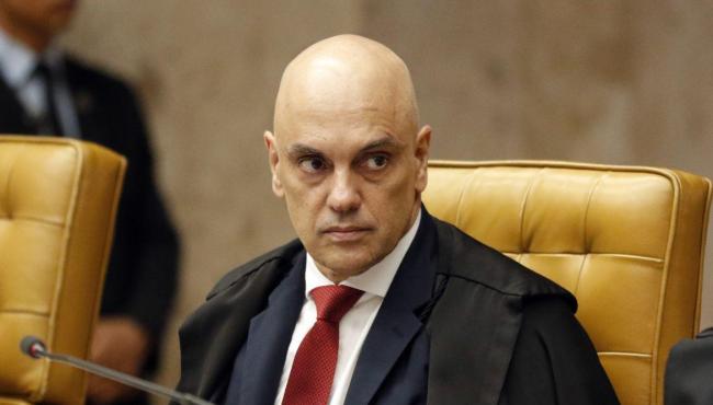 Moraes suspende visitas de Flávio a Bolsonaro na prisão domiciliar