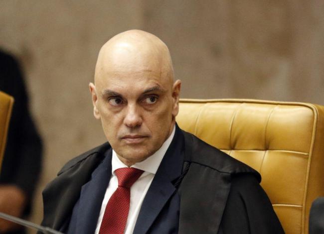 Moraes suspende visitas de Flávio a Bolsonaro na prisão domiciliar