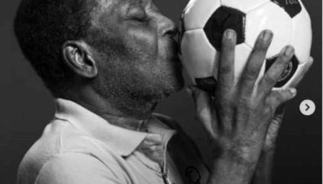 Morre Pelé, o Rei do Futebol, aos 82 anos, vítima de câncer, em São Paulo