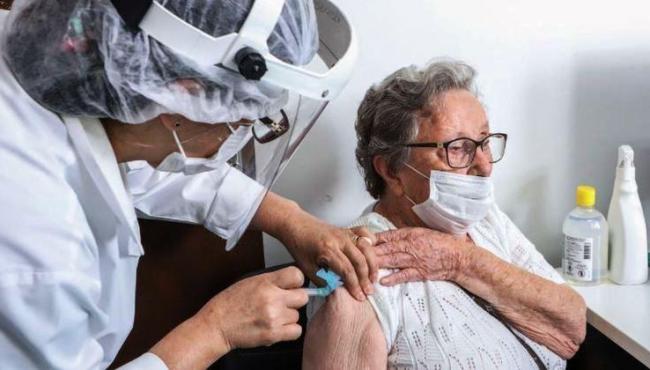 Mortes de idosos por Covid cresce e indica necessidade da 4ª dose