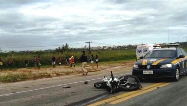 Motociclista morre após bater de frente com carro na BR-101, em São Mateus, ES