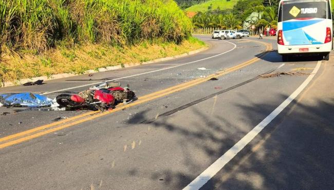 Motociclista morre após colisão com ônibus na ES 080 em Colatina, no ES