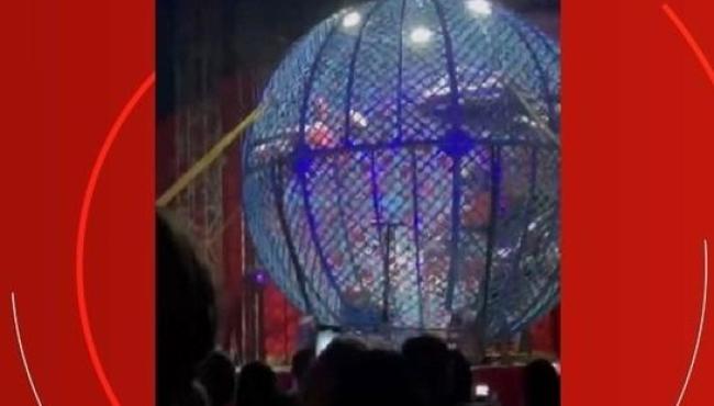Motociclistas ficam feridos em acidente dentro de ‘globo da morte’ em circo, no ES