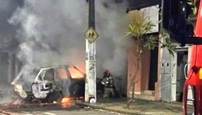 Motorista cochila com o pé no acelerador e carro pega fogo
