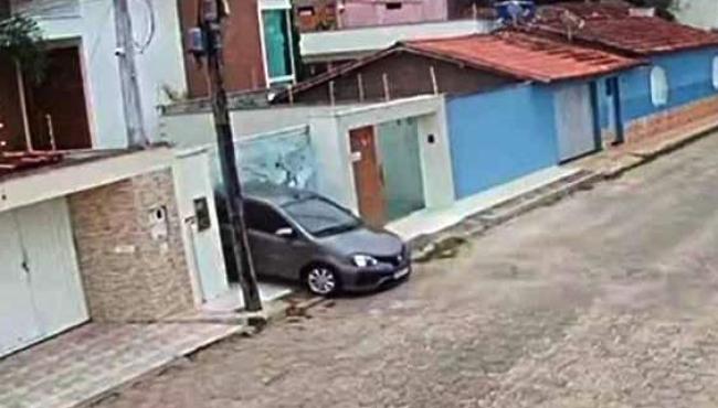 Motorista confunde freio com acelerador e invade casa do vizinho, em Montanha, ES
