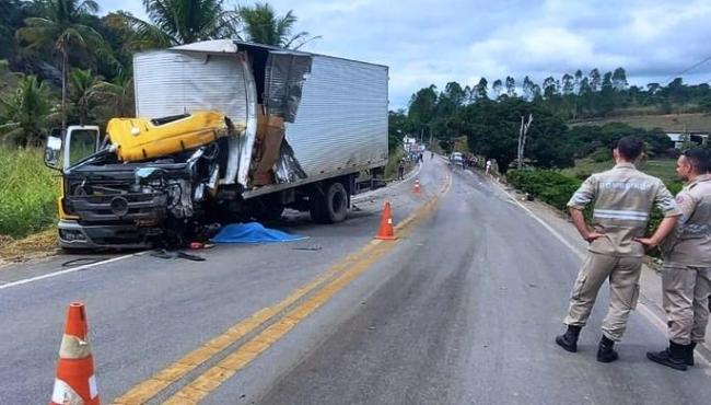 Motorista de caminhão morre em acidente com carreta e carro de prefeitura na ES-080, em Águia Branca, ES