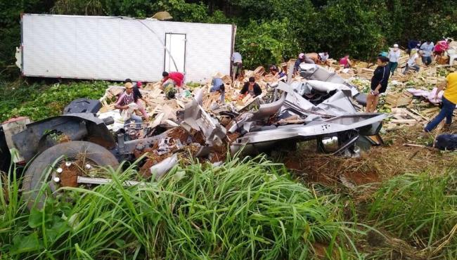 Motorista de caminhão perde o controle da direção e cai em ribanceira