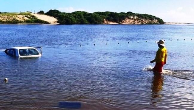 Motorista erra caminho de estrada para praia e cai com carro dentro de rio no ES