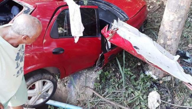 Motorista morre após colidir carro contra árvore em Itaguaçu, ES