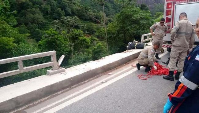 Motorista perde controle de carro e cai em precipício na BR-262, em Venda Nova