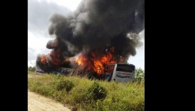 Motoristas morrem carbonizados e 15 passageiros têm ferimentos graves em batida entre ônibus na BA-120, na Bahia