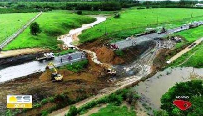 Motoristas podem acessar rota alternativa durante obra em cratera na BR-101, no ES