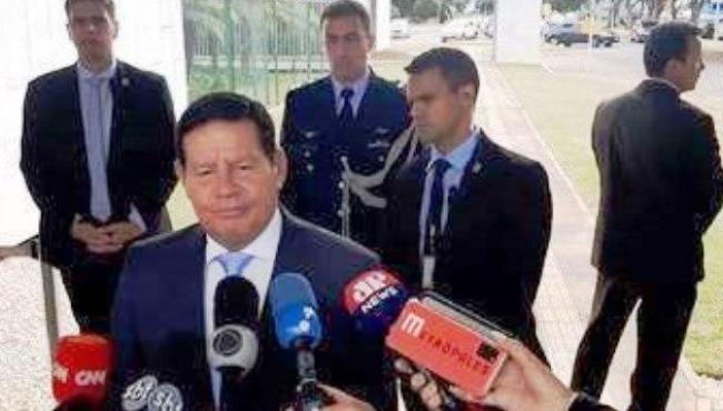 Mourão ri da possibilidade de investigar militares por tortura na ditadura: “Vai trazer os caras do túmulo de volta?”