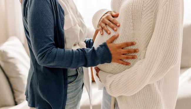 Mulher ajuda marido a engravidar melhor amiga por motivo nobre