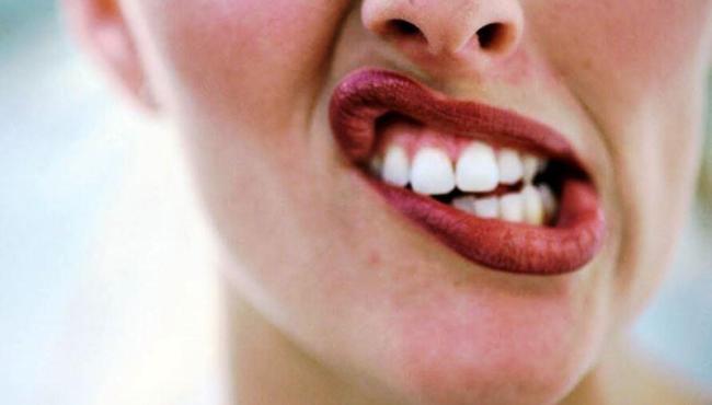 Mulher arranca testículo do marido com os dentes