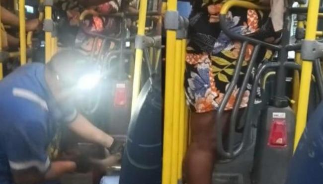 Mulher obesa fica presa por duas horas em catraca de ônibus