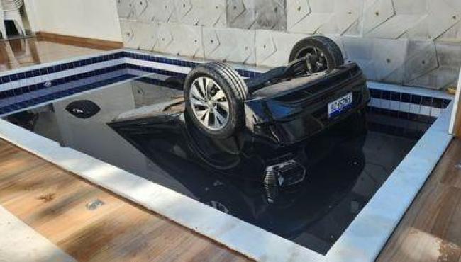 Mulher de 22 anos morre afogada após carro cair dentro de piscina de casa
