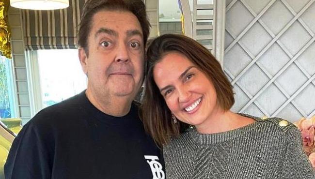 Mulher de Faustão posta foto e tranquiliza fãs: 'Está ótimo'