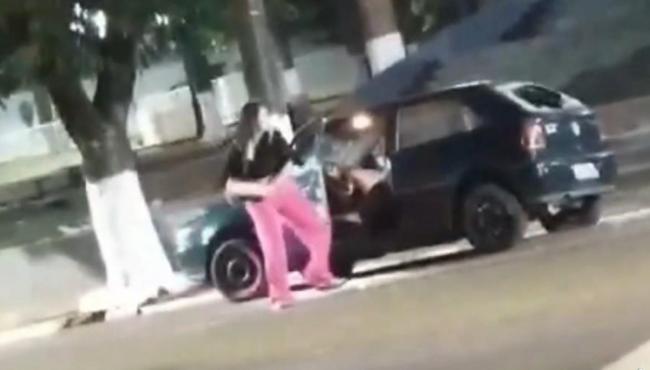 Mulher destrói carro do ex em briga e ‘público’ se diverte