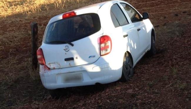 Mulher é achada morta em porta-malas de carro abandonado em rodovia; namorado é suspeito