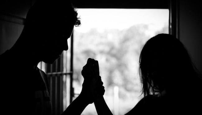 Mulher é agredida e enforcada por negar sexo a marido