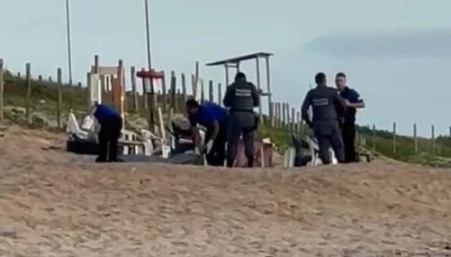 Mulher é encontrada morta com ferimentos na praia de Guriri, em São Mateus, ES