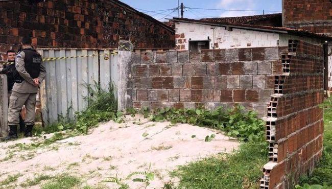 Mulher é encontrada morta com golpes de faca dentro de casa; suspeito é o ex-marido