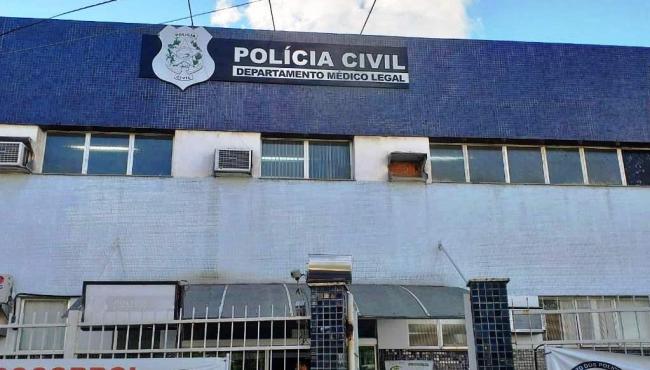 Mulher é morta a tiros na frente de familiares; parentes acreditam que vítima foi assassinada por cobrar pensão do ex-marido