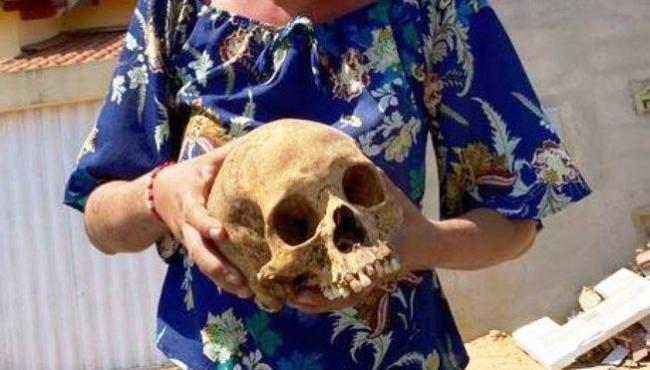 Mulher é presa ‘passeando’ com crânio humano furtado