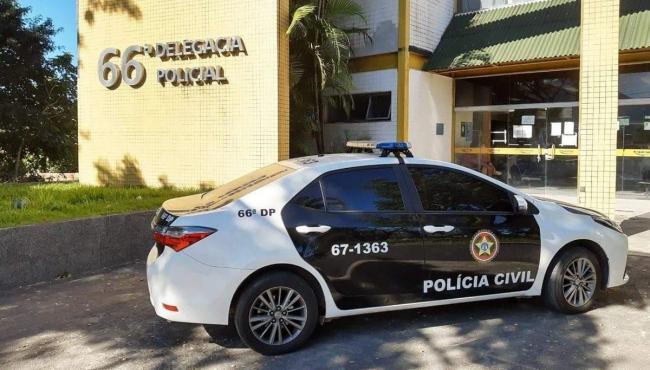 Mulher é presa por dar bebida à filha de 14 anos e deixá-la em motel