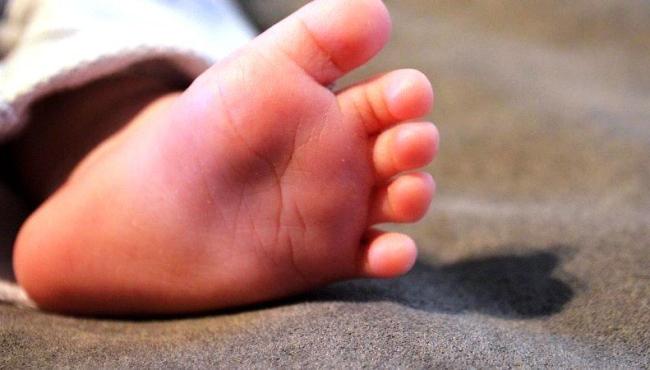 Mulher é presa por suspeita de espancar filho de um mês