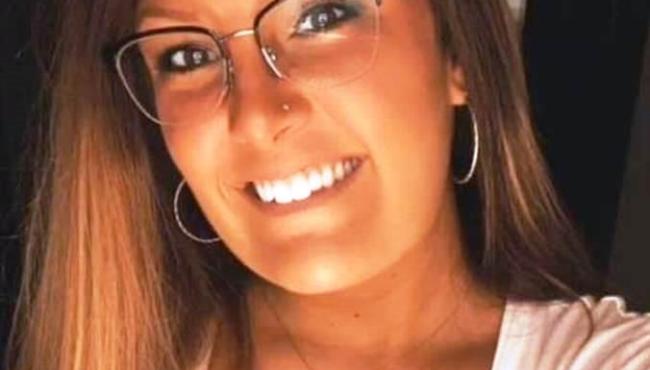 Mulher encontra namorado com outra e dorme na cama ao lado deles