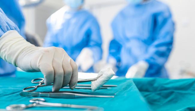 Mulher fica sem pernas e mãos após choque séptico após cirurgia