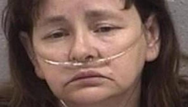 Mulher finge morte para fugir da polícia e é encontrada viva entre paredes de trailer do marido