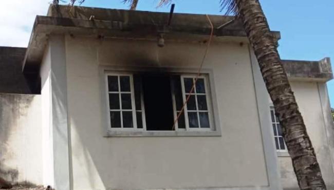 Mulher incendeia casa com a mãe e irmão de 11 anos trancados