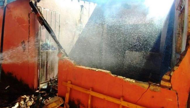 Mulher incendeia namorado, fogo se espalha e imóvel desaba
