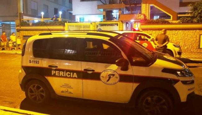 Mulher joga bebê do 2º andar logo após dar à luz dentro de casa
