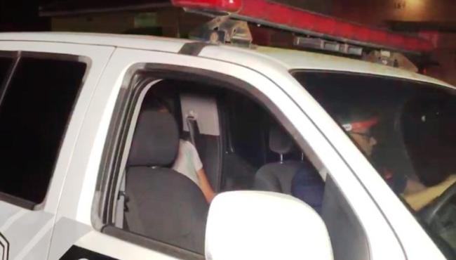 Mulher mata marido com tesourada no pescoço