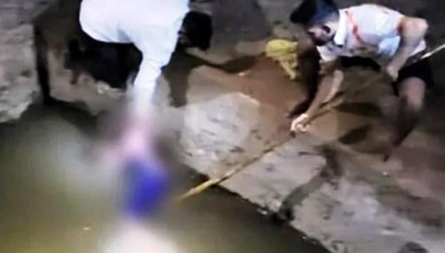 Mulher mata os seis filhos em um poço após brigar com o marido