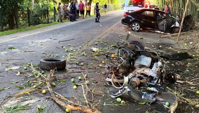 Mulher morre após carro bater em árvore, em Nova Venécia: motor é arremessado com o impacto