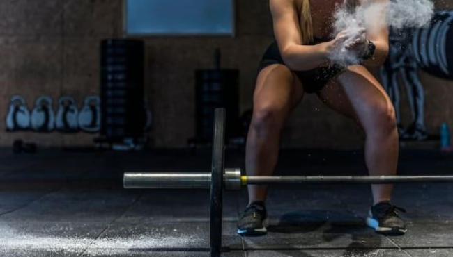 Mulher morre após passar mal durante série de exercícios em academia de Crossfit