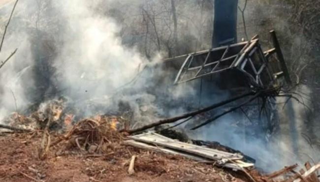 Mulher morre carbonizada após colisão entre carro e caminhão na BR-153