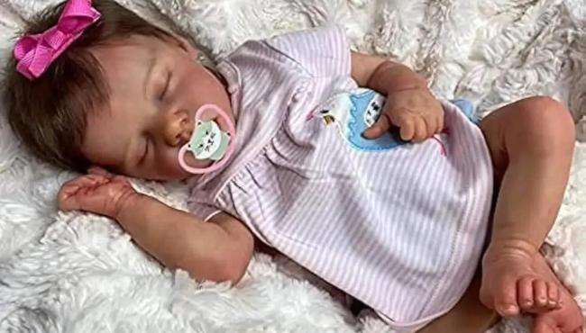 Mulher não consegue licença-maternidade para cuidar de bebê reborn e aciona Justiça