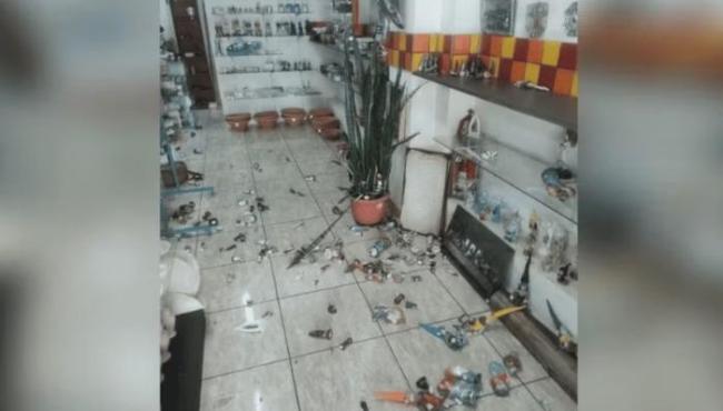 Mulher quebra itens religiosos em loja e culpa “macumba” pelo prejuízo
